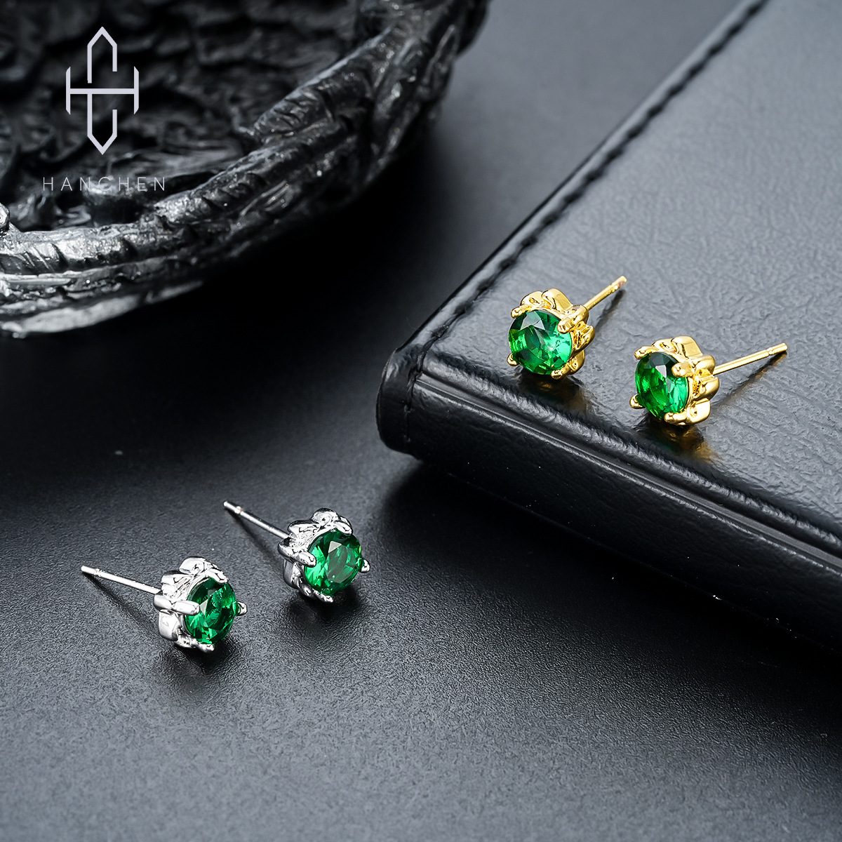 One pair, four-claw green diam - Diamond Stud Earrings recension och pris