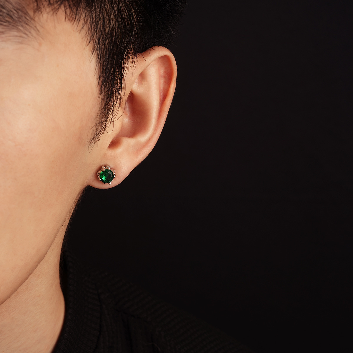 One pair, four-claw green diam - Diamond Stud Earrings recension och pris