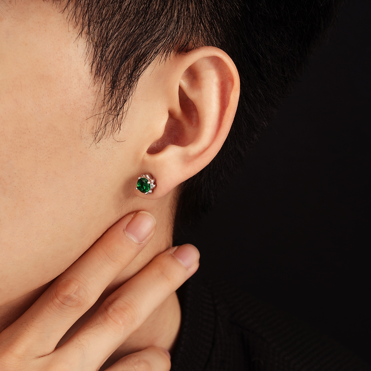 One pair, four-claw green diam - Diamond Stud Earrings recension och pris