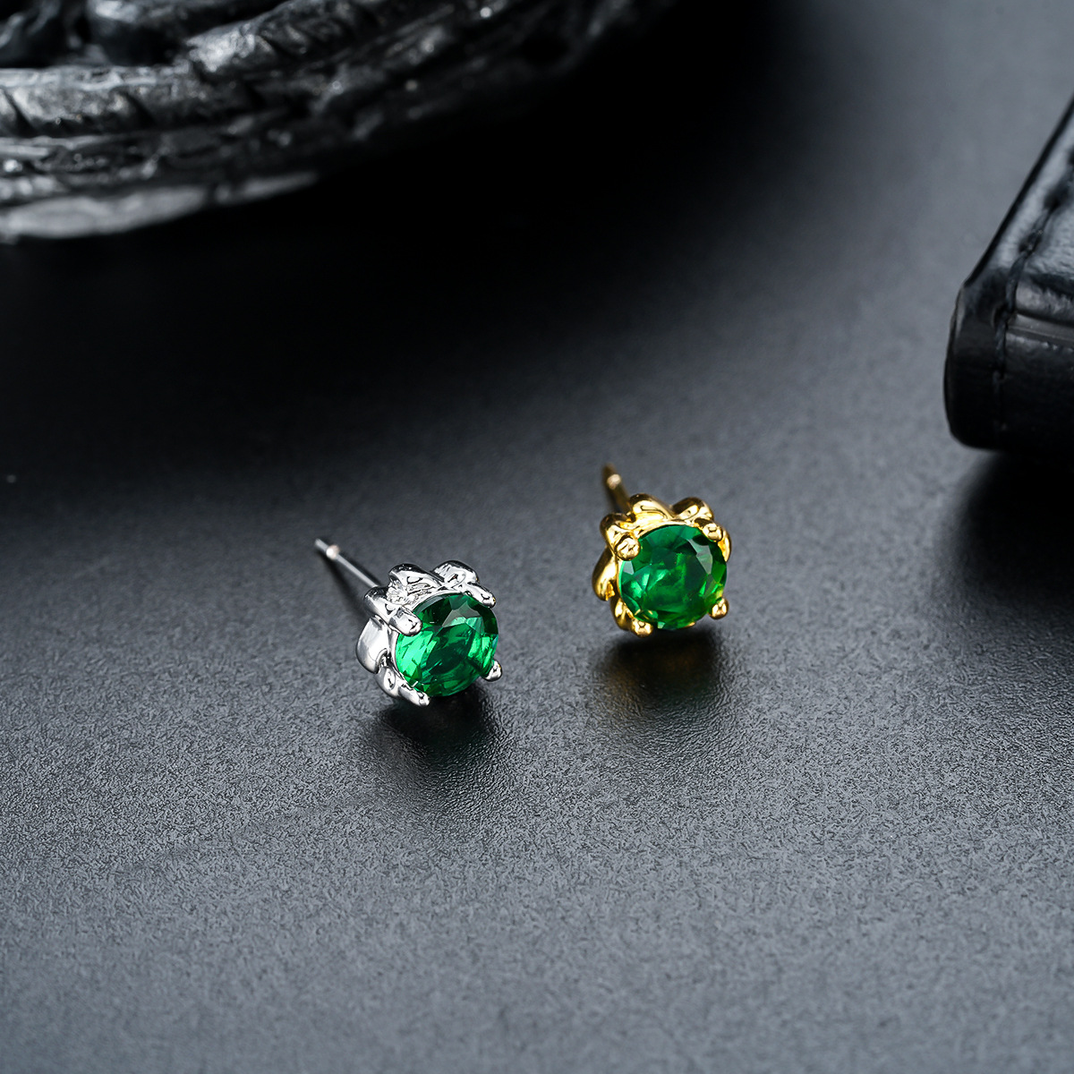 One pair, four-claw green diam - Diamond Stud Earrings recension och pris